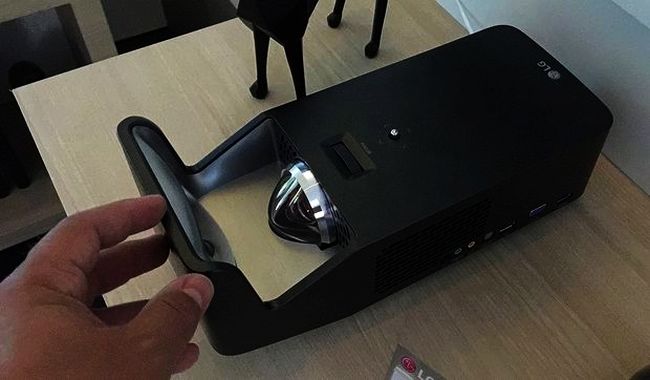 Photo of LG показала невероятно удобный и компактный домашний проектор